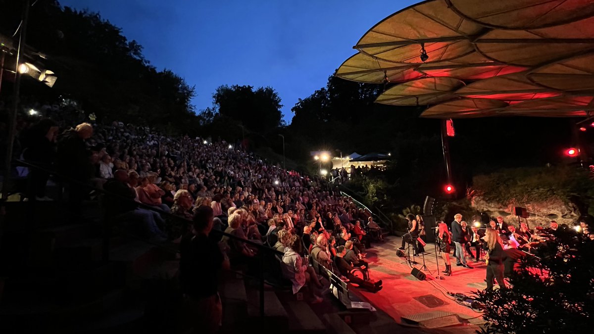 Wát een fantastische afsluiter van het weekend! Uitverkocht tot in de nok #RockTheOpera