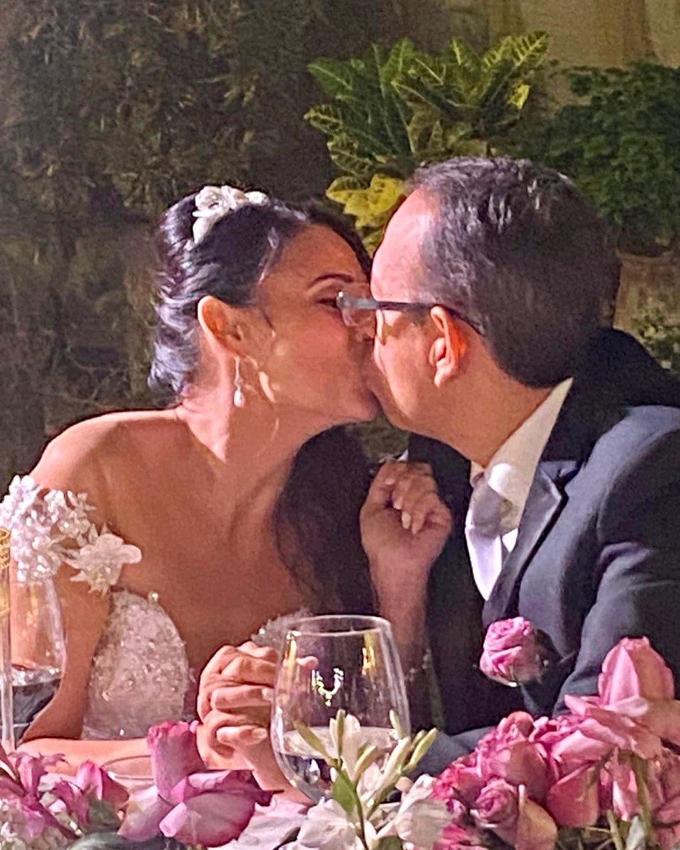 Es increíble cómo un día alguien entra en tu vida y no podes recordar cómo has vivido sin ella todo este tiempo.
¡Recién Casados! 🤗😎🥰