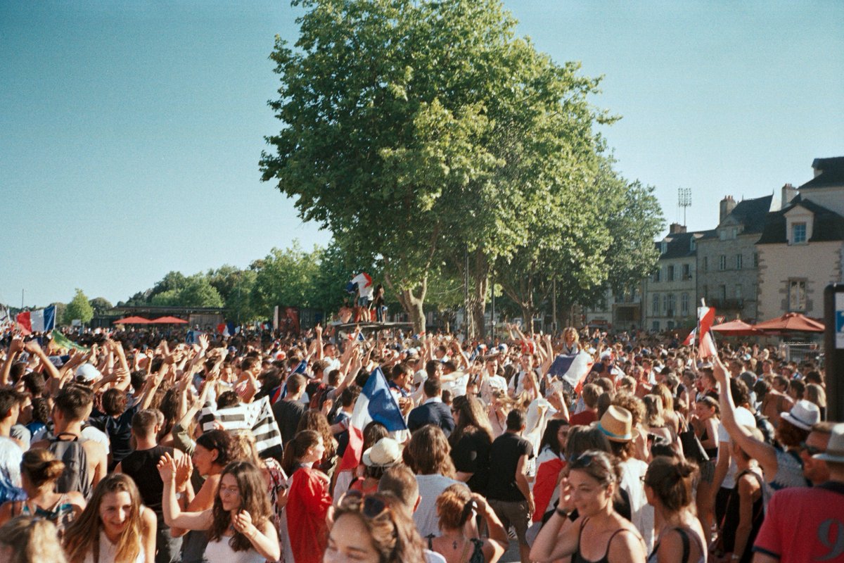 MaksLeyso's tweet photo. Jour 21 : Foule
On commence tranquillement à la plage, puis on grimpe dans les transports en commun.
Arrivée en plein centre-ville de Vannes : Champion du monde 🇫🇷⚽️🏆
📸 #mamiya7ii #mju
🎞 #velvia50 #jsaisplus
🧪@grainyroll_lab (juste la première)
#31themesAnalogChallenge https://t.co/uAPTrydnB2