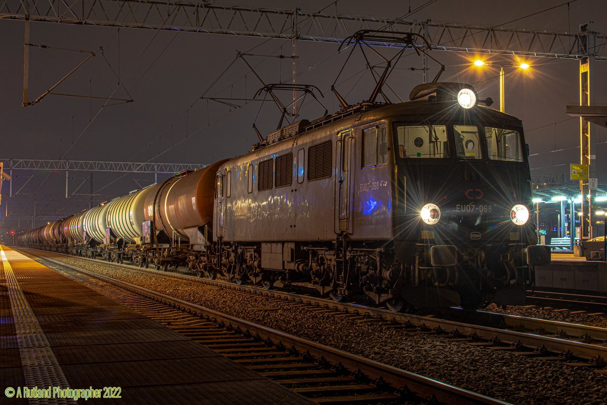iainw_802's tweet photo. a few #NightPhotography shots of @C37LG #cargounit #eu07 #class37 #steamtrain taken a few years back @railcamlive @holtona72 @Bennybizzle1 @andyp1308 @TheGrowlerGroup #evocative #imagery https://t.co/2EZF4IlLTu