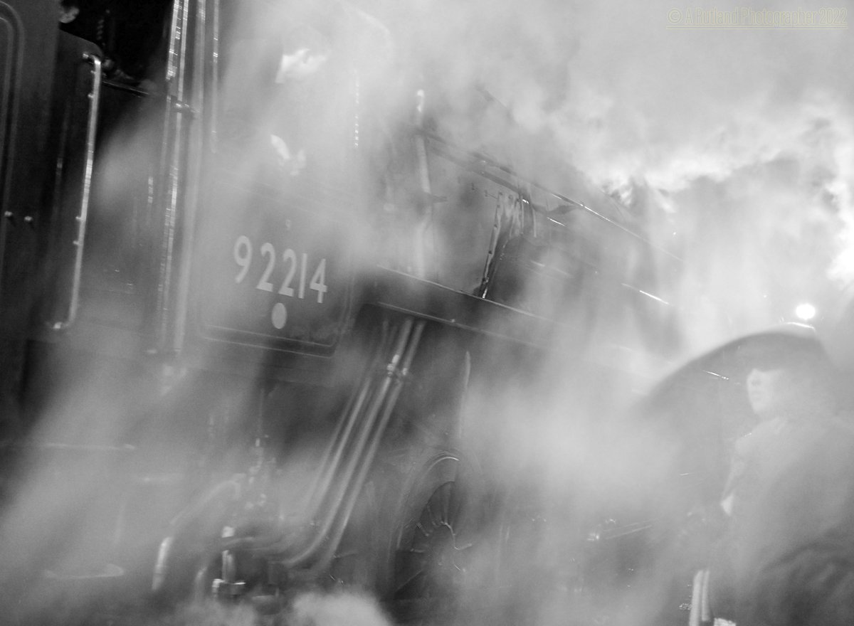 iainw_802's tweet photo. a few #NightPhotography shots of @C37LG #cargounit #eu07 #class37 #steamtrain taken a few years back @railcamlive @holtona72 @Bennybizzle1 @andyp1308 @TheGrowlerGroup #evocative #imagery https://t.co/2EZF4IlLTu