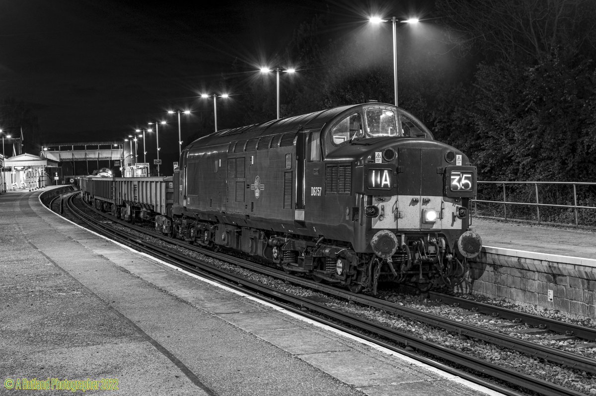 iainw_802's tweet photo. a few #NightPhotography shots of @C37LG #cargounit #eu07 #class37 #steamtrain taken a few years back @railcamlive @holtona72 @Bennybizzle1 @andyp1308 @TheGrowlerGroup #evocative #imagery https://t.co/2EZF4IlLTu