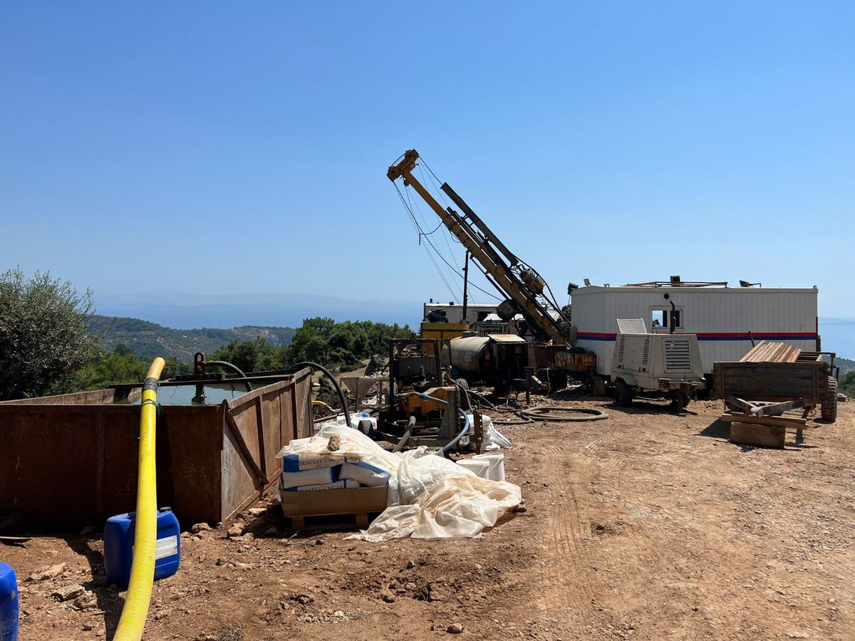 kazdagikoruma's tweet photo. Ayvacık İlçesi, Arıklı Köyü yakınlarında MTA tarafından uranyum arama sondajları gerçekleştirilmektedir. 
20.08.2022 günü öğleden sonra saat 14.00-15.00 civarında Dernek yöneticileri olarak bilgi almak amacıyla sondaj bölgesine gittiğimizde ++ https://t.co/x5R2RVlyTI