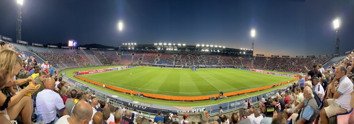 HarmVugts's tweet photo. Kijk schat, ze spelen thuis…lekker vincken op vakantie #bolver #bolognavshellasverona https://t.co/CfoUZgOs6f