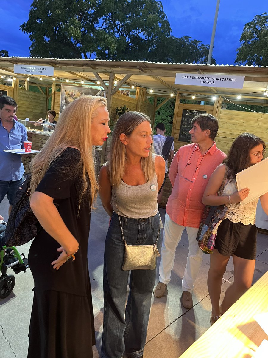 Amb la <a href="/miriamnoguerasM/">Miriam Nogueras 🎗</a> i la <a href="/mgomezpons/">Marta Gómez Pons</a> a #mostraCabrils. #Fempoble #fempaís #cabrils ##maresme <a href="/JuntsMaresme/">Junts Maresme 🎗</a>