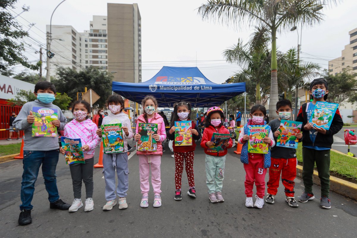 GMU_Lima's tweet photo. Celebramos el #DíaDelNiño en la #CiclovíaRecreativa de la Av. Arequipa con el programa #SinRueditas y las clases de manejo.
Los más pequeños de la casa se divirtieron pedaleando, además, recibieron libros para incentivar su lectura. https://t.co/ahLQfu7b18