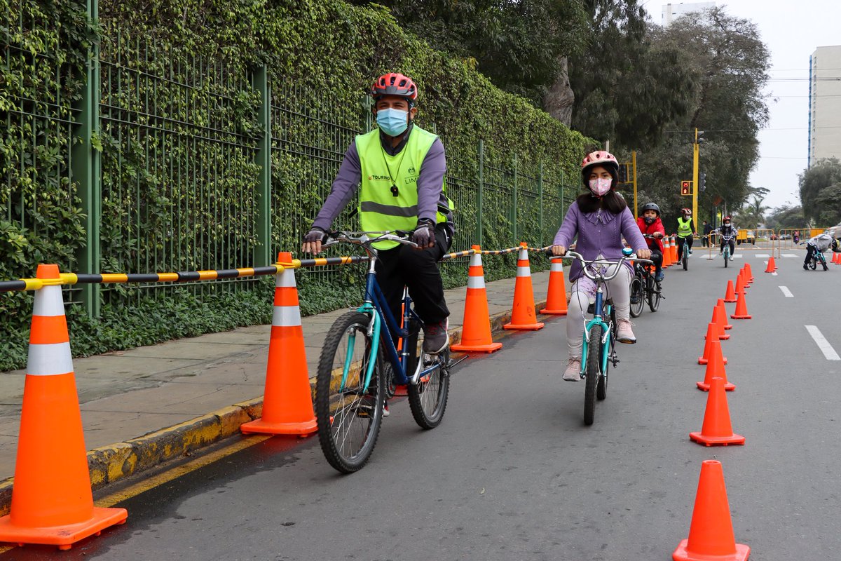 GMU_Lima's tweet photo. Celebramos el #DíaDelNiño en la #CiclovíaRecreativa de la Av. Arequipa con el programa #SinRueditas y las clases de manejo.
Los más pequeños de la casa se divirtieron pedaleando, además, recibieron libros para incentivar su lectura. https://t.co/ahLQfu7b18