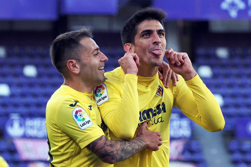 GuilleCasquero's tweet photo. Gerard Moreno lleva 9 temporadas en LaLiga celebrando goles a la cámara. Desde que nacieron sus hijas los celebra así. Cuando está en Vila-real mira a la grada, cuando juega fuera lo hace a la cámara.

Pero hoy se ha llevado insultos de todos los colores y le han tirado botellas. https://t.co/C22tkVj4MY