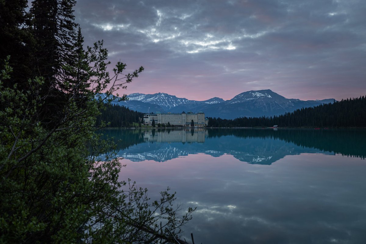GeoffreyPrints's tweet photo. Sunrise behind the Fairmont across the perfectly still waters of Lake Louise!

https://t.co/0kphshKjdx

#fairmontlakelouise #lakelouise #rockies https://t.co/TgSBEh974r