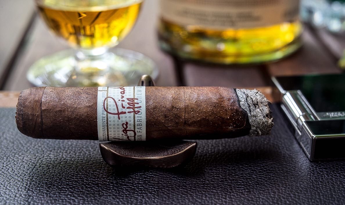 1307Alvaro's tweet photo. A sexy beast! Incredible pleasant smoke with a supreme construction. One hour 45 minutes. It’s dope as hell!
•
Liga Privada H99 Corojo Toro by @drewestatecigar +
Accessories by @STDupont_off 
#leica #alvarolucenaphotography
#cigar #cigaraficionado @Smoking_Pipes #summer https://t.co/MA5Vsgusid