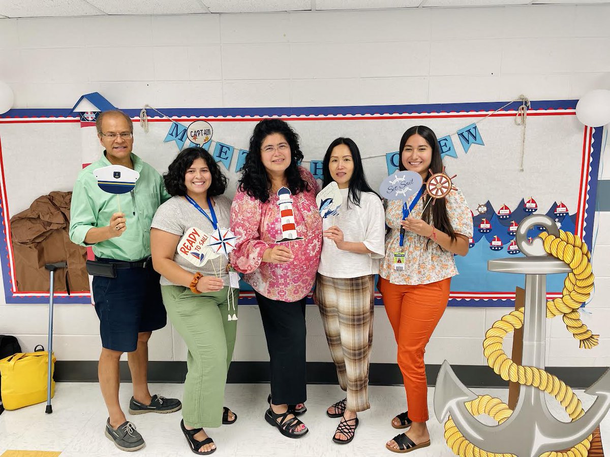 MeadowdaleElm's tweet photo. Welcome back Eagles!  ¡Bienvenidos de nuevo Águilas! #d300firstday @Cville_Gov @Cville_PD @MarronThalia @masqueef https://t.co/fC4GTsSqvT