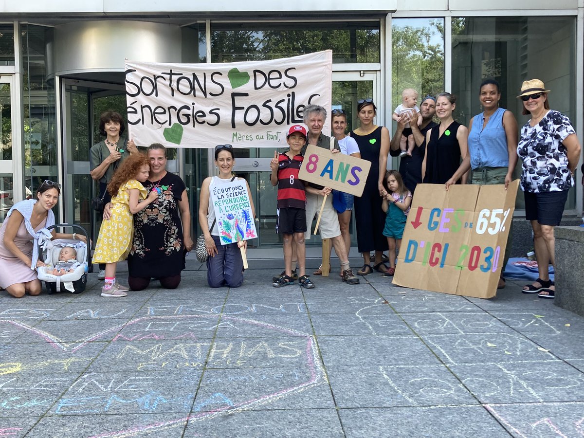 MeresAuFront's tweet photo. Devant le bureau de #francoislegault  pour la 21ème semaine. Parce que nous savons que des décisions politiques courageuses doivent être prises dès maintenant pour l’avenir de nos enfants. Nous y serons la semaine prochaine à 11 am au 770 Sherbrooke Ouest. Y serez vous? https://t.co/BHXyGZg3zt