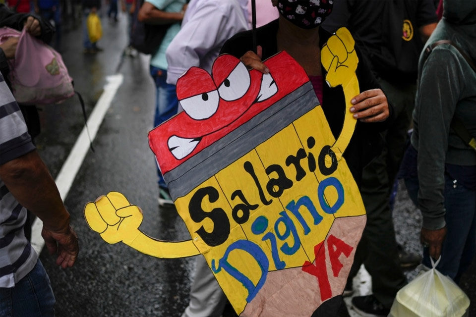 DiarioTalCual's tweet photo. Gobierno «obrero» en guerra contra sus empleados para evadir salarios igualmente miserables #TalCual #ClaroyRaspao #ProtestaActiva https://t.co/HM1kNp9nGo https://t.co/F6hbhAl9wW