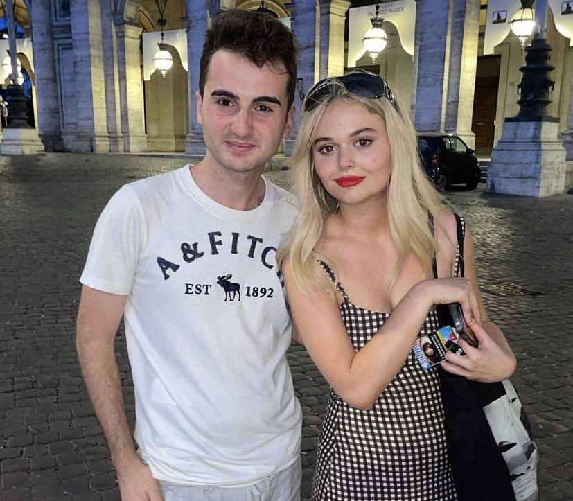 gossipgirlfile's tweet photo. Jordan Alexander, Emily Alyn Lind and Thomas Doherty with a fan in Rome #GossipGirl https://t.co/wTV71HlLHh