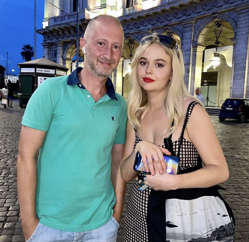 gossipgirlfile's tweet photo. Emily Alyn Lind, Jordan Alexander, Whitney Peak and Savannah Smith with a fan in Rome #GossipGirl https://t.co/DGHwj1a3ce