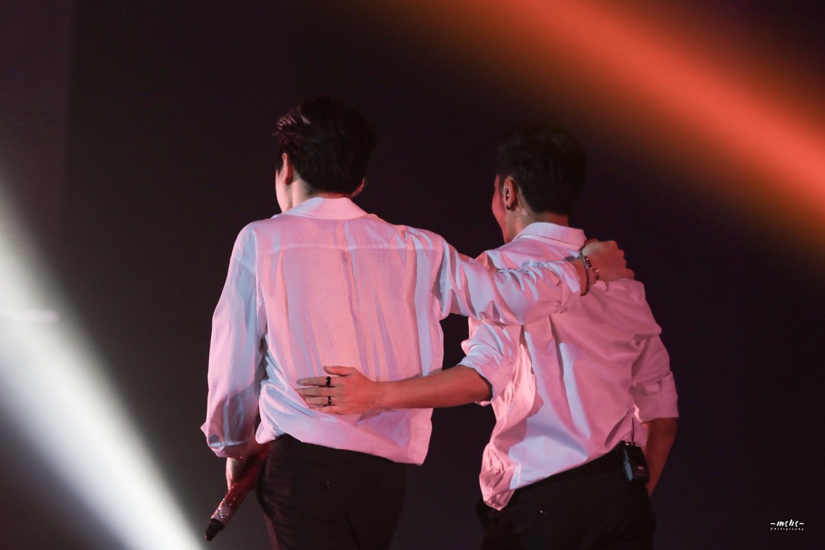 __moonandsun's tweet photo. พูดคำเดียวว่า แมสชุ่ม 😭

#LOLFanFest2022
#KristSingto #คริสสิงโต
#LOLKristSingto https://t.co/aK7cB0qLGJ