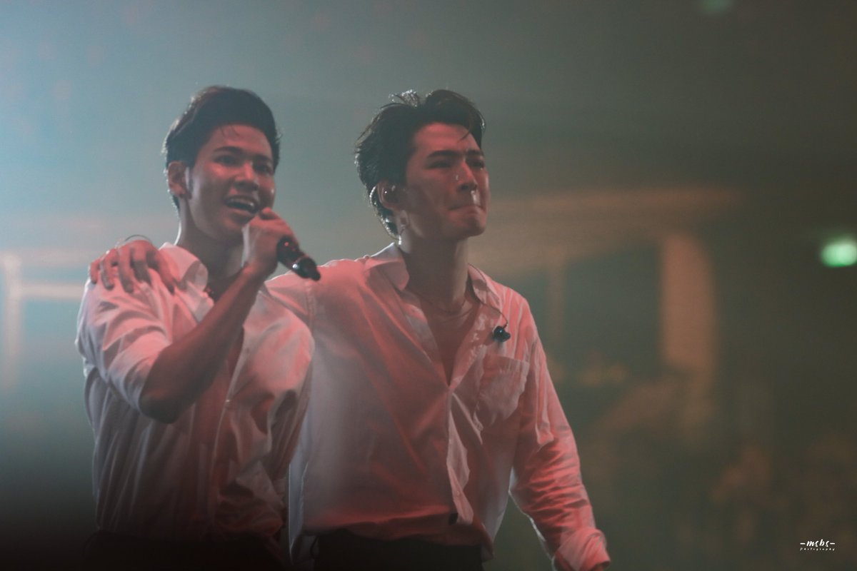 __moonandsun's tweet photo. พูดคำเดียวว่า แมสชุ่ม 😭

#LOLFanFest2022
#KristSingto #คริสสิงโต
#LOLKristSingto https://t.co/aK7cB0qLGJ