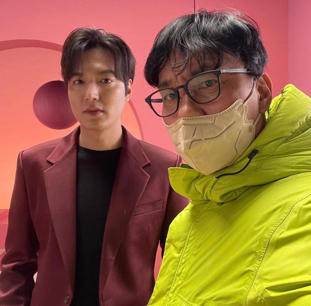MinozBr's tweet photo. 📸 • Atualização de @/panamazho no Instagram com Lee MinHo e a legenda: "Minhas pernas estão mais curtas do que antes #Envelhecimento #Gestos de mão ligeiramente intelectuais #Carregando muito tarde"
{#} @ActorLeeMinHo #leeminho #minoz #minozbrasil #leeminho_이민호 #이민호 https://t.co/f6KLHcGZRJ