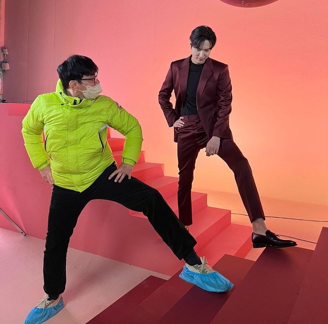 MinozBr's tweet photo. 📸 • Atualização de @/panamazho no Instagram com Lee MinHo e a legenda: "Minhas pernas estão mais curtas do que antes #Envelhecimento #Gestos de mão ligeiramente intelectuais #Carregando muito tarde"
{#} @ActorLeeMinHo #leeminho #minoz #minozbrasil #leeminho_이민호 #이민호 https://t.co/f6KLHcGZRJ