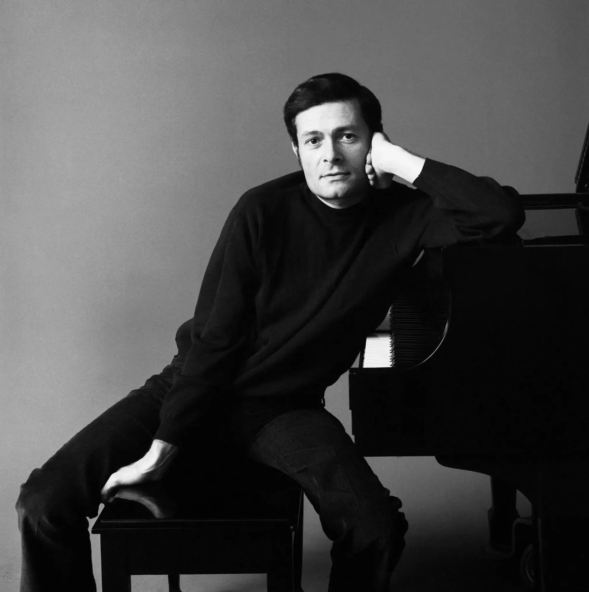 JerseyCity's tweet photo. #JCoriginal Jerry Herman grew up in #JerseyCity & began a broadway career that spanned decades. He composed Tony-winning musicals “Hello, Dolly!”, “Mame”, & “La Cage aux Folles,” that hit Broadway as a breakthrough for LGBTQ+ representation. Herman died in 2019 at the age of 88. https://t.co/i3p2Lr8MFJ