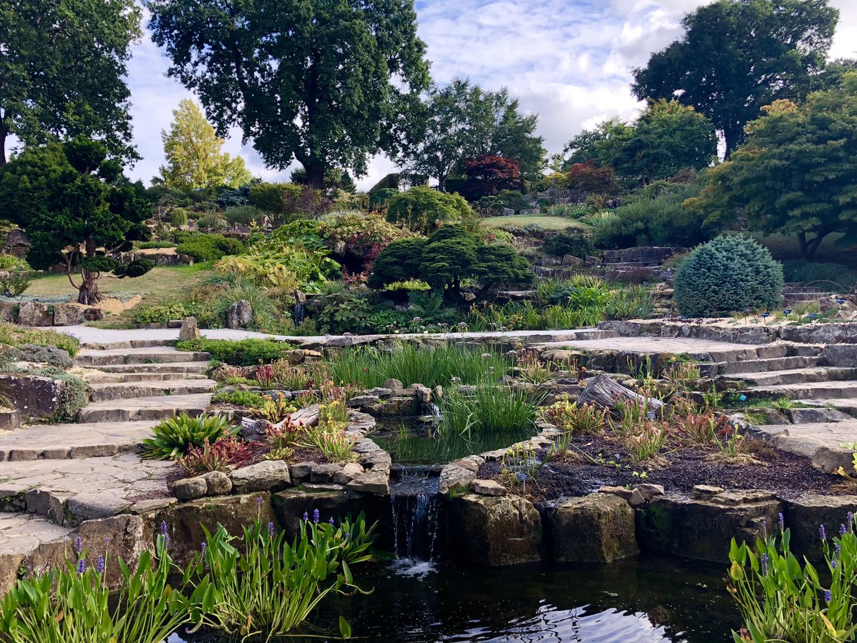 Mandy_Spring's tweet photo. @RHSWisley this afternoon, love the #mixedborders at this time of year. 🌼🌻🌸 https://t.co/aR453qJYhL