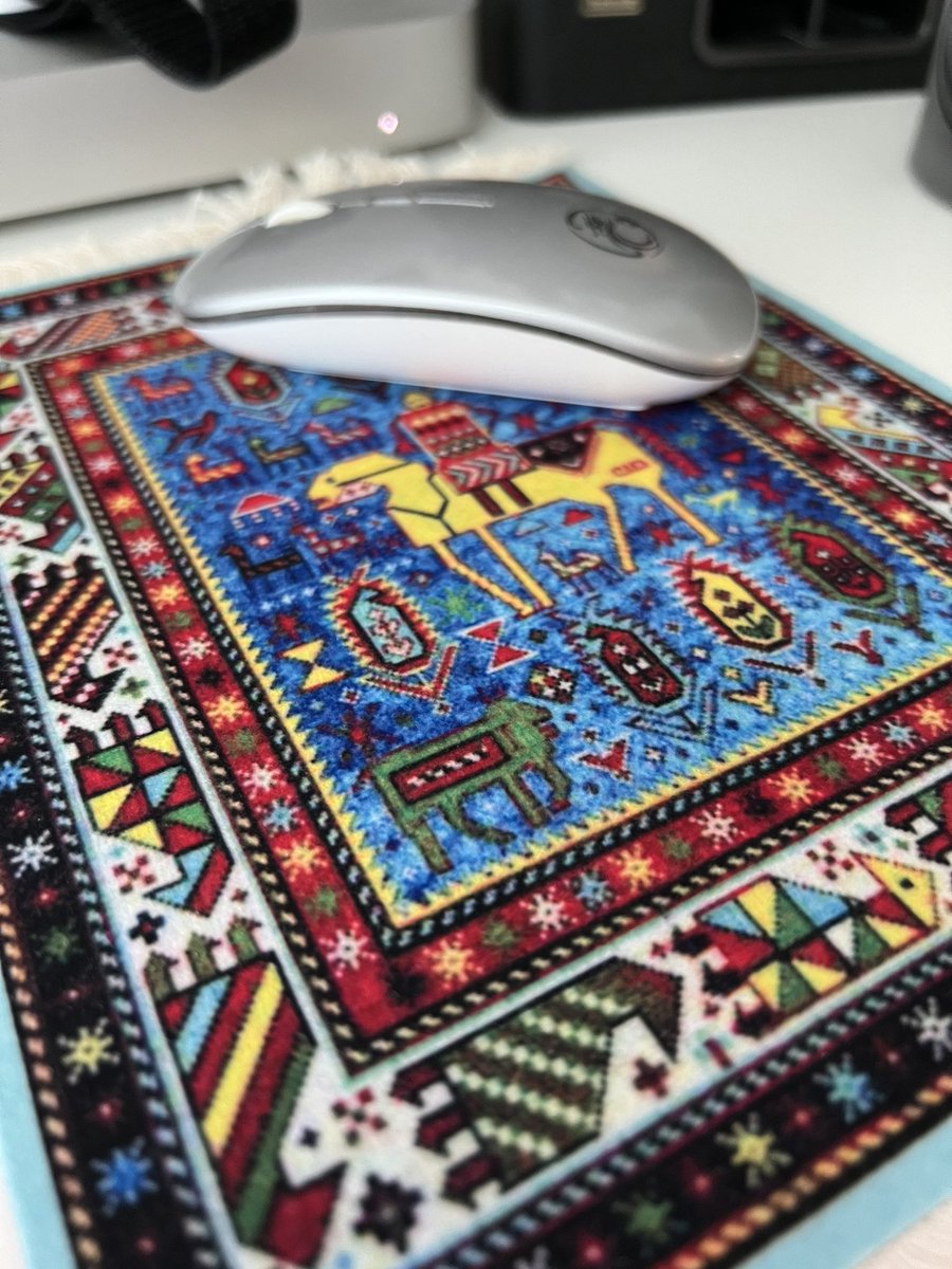 pixelord's tweet photo. My new mousepad is actual rug 😅 https://t.co/1YutNMSyP6
