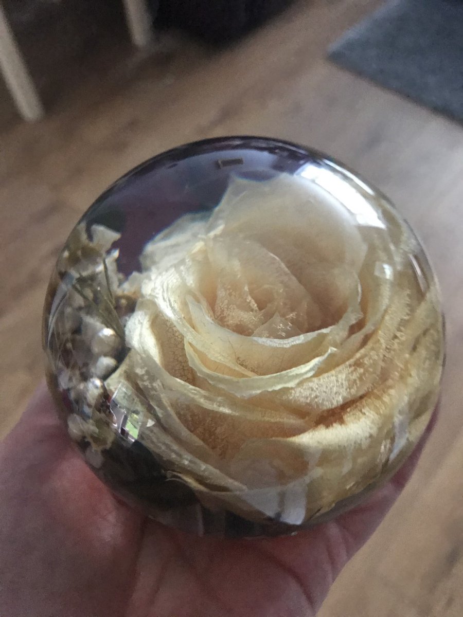 MyWeddingWisdom's tweet photo. And just like that, my beautiful wedding bouquet became a stunning paperweight. 

It's gorgeous and is a constant reminder of my magical and momentous wedding day.💕

Read all about it here ⬇️
https://t.co/tFVG3CKebl
#FlowerPreservation #WeddingBouquet #BouquetPreservation https://t.co/2hPgLqM1TZ