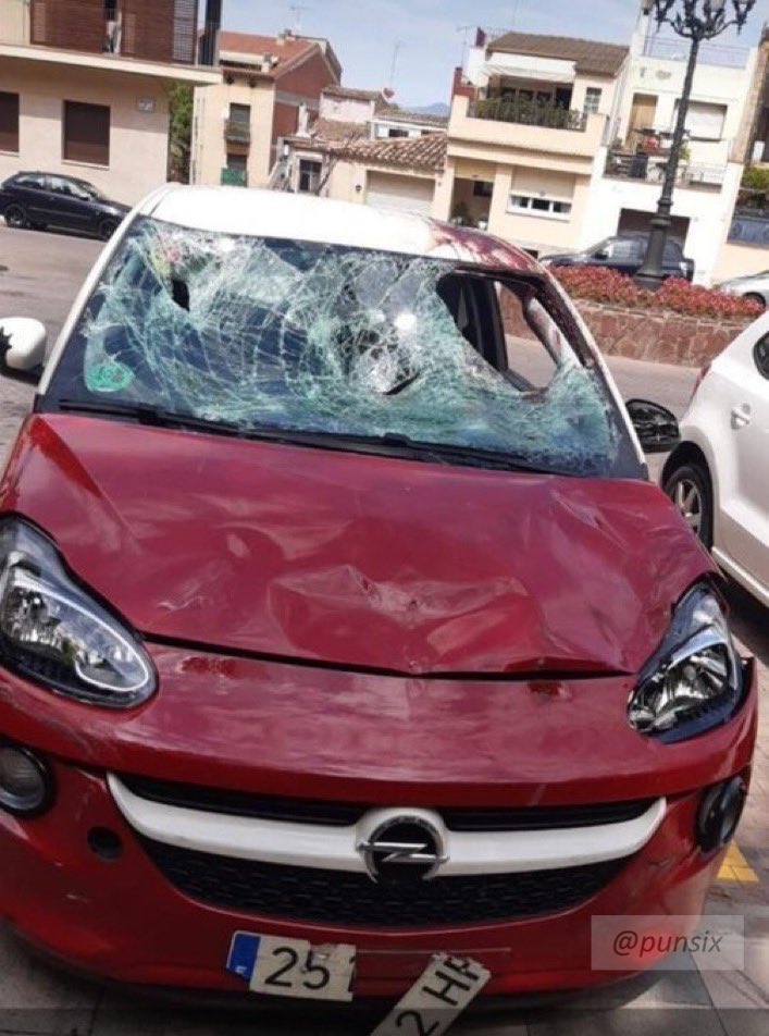 punsix's tweet photo. L’home de 41 anys viu a prop de la Plaça Font de la Mina de Martorell on ha deixat abandonat el cotxe aixafat i ple de sang. Té dos antecedents policials per violència de genere i delicte de trànsit. Està a les garjoles de la comissaria dels @mossos de Martorell. https://t.co/VSO6EodGBr