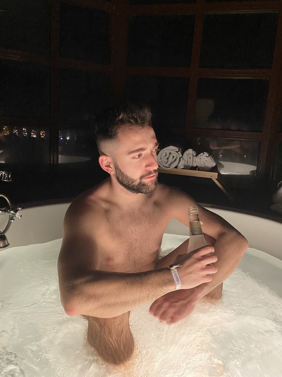 LeoVeyron's tweet photo. Coucou nous profitons du jacuzzi.  Quelqu’un d'autre vient? https://t.co/nYYJ4dDN2Z