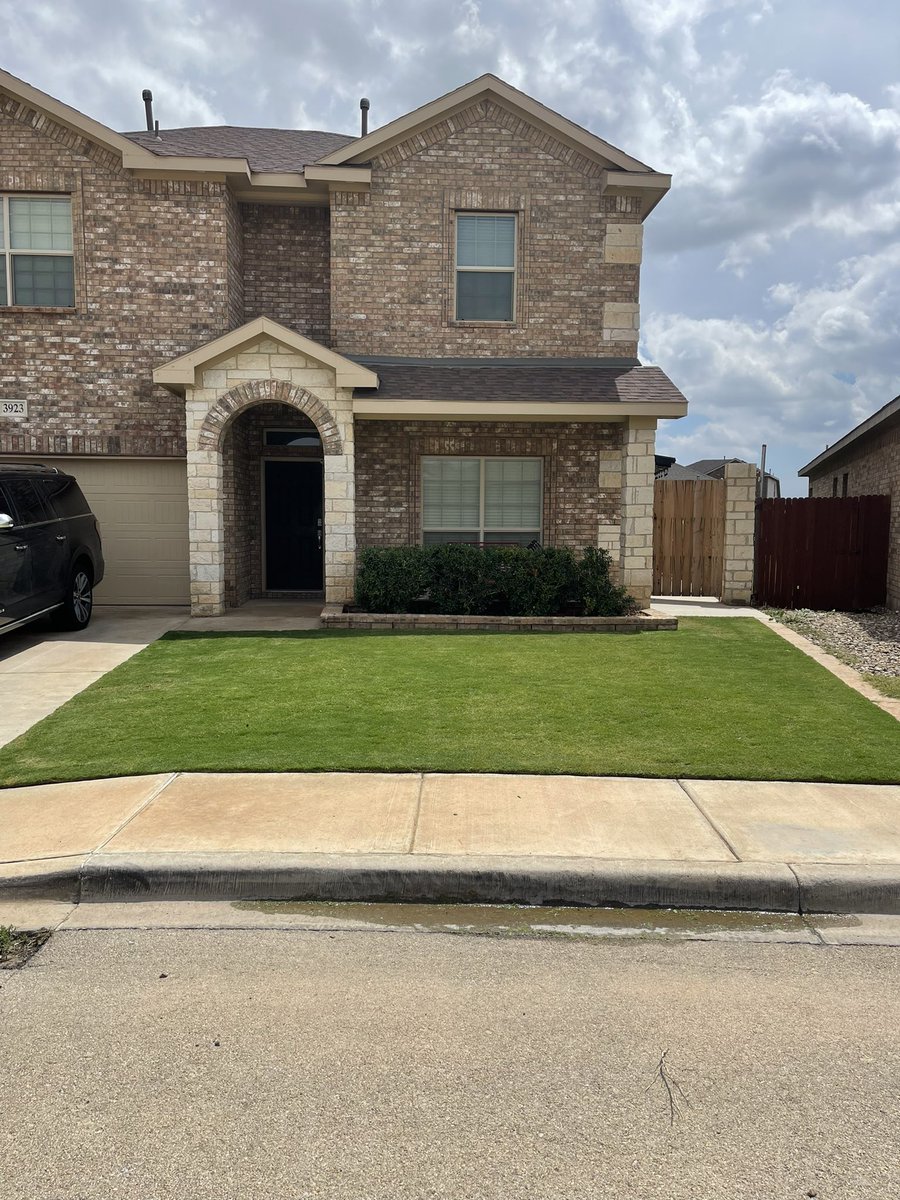 therealDads432's tweet photo. doing Neighborhood Dad Things #yardoftheWeek #odessa #neighborhooddads @therealDads432 @itsblak_e @GeorgeC127 @Rene_H18 @HDRocksTheWorld https://t.co/8kg65hEfev