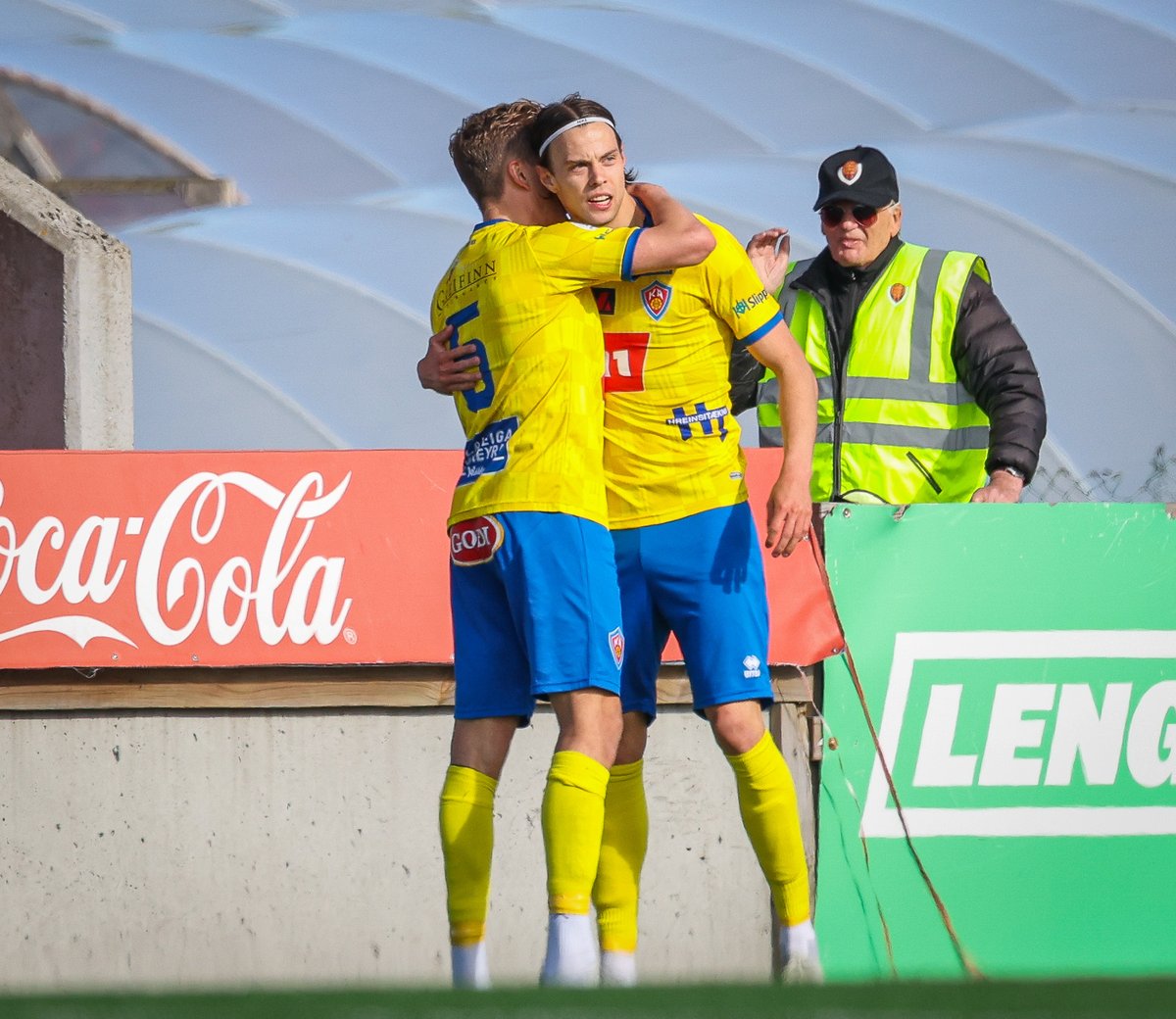 gummi_aa's tweet photo. Nökkvi Þeyr Þórisson 𝟮𝟬𝟮𝟭 🆚 𝟮𝟬𝟮2

𝟮𝟬𝟮𝟭
960 mínútur (20 leikir)
⚽️3
🅰️0

𝟮𝟬𝟮2
1820 mínútur (20 leikir)
⚽️21
🅰️7

Nökkva í 🇮🇸 landsliðið?

👏👏👏 https://t.co/VgrzJTXAma