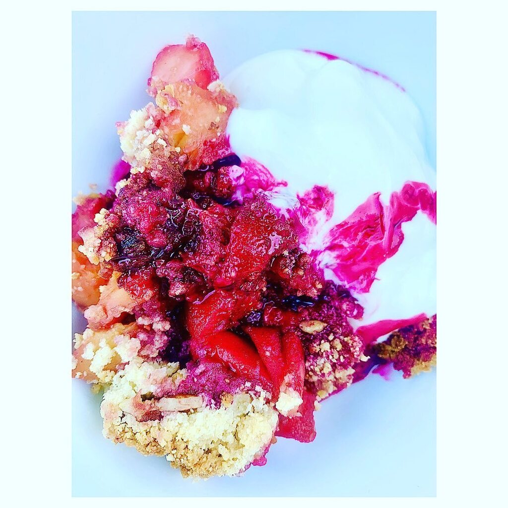 Penandspoon's tweet photo. Summer fruit crumble: peach, strawberry, raspberry, apple and elderberry with a pecan top. The work of crumble maestro @adam_craig_cameraman (see reels for elderberry syrup)
.
#crumbke #fruitcrumble #summerfruitcrumble #peachcrumble #raspberrycrumble #a… https://t.co/XaAG0oZL4g https://t.co/irdNxU6Yrv