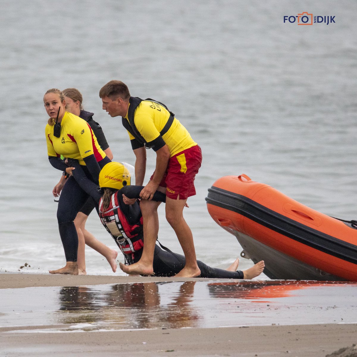 Fotovandijk's tweet image. Zoekoefening @strandredding i.s.m. @KNRMNeeltjeJans 

#KNRM #reddingmaatschappij #Reddingsbrigade #SAR #Kustwacht #Reddingboot #waterscooter @lifeboatphotos #lifeboats #neeltjejans #westerschouwen #renesse #oefening #vrijwilligers