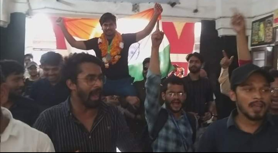 AmuCommittee's tweet photo. अलीगढ़ मुस्लिम विश्वविद्यालय के तालिब-ए-इल्म, Mohammad Waris Malik ने सोनीपत, हरियाणा में हुई सीनियर नेशनल ग्रैपिलिंग रेसलिंग चैंपनियनशिप में दूसरा स्थान प्राप्त करते हुवे सिल्वर मेडल पर कब्ज़ा जमाया।
Congratulations to Alig fraternity
@alig_waris 
@MAmintoee 
#AMU #AMUCC https://t.co/zXi8kM9SQk