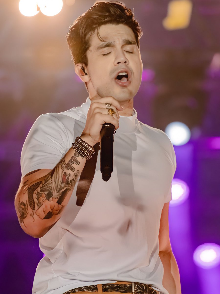 disneyluans's tweet photo. só canta de olhos fechados quem realmente sente a música e tem muito amor no coração! 🧡🤍 https://t.co/gy8ueSNsDZ