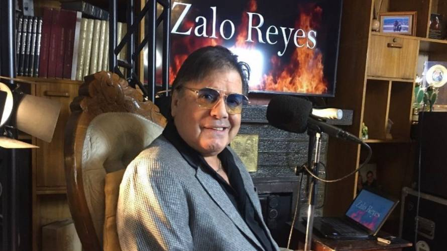lamaquinamedio's tweet photo. Hoy partió Zalo Reyes, uno de los artistas más fundamentales de la canción chilena. Uno que logró surgir más allá de los estratos sociales, que le cantó al amor, a la esperanza y nunca dejó de ser él mismo.

Hasta siempre, Gorrión de Conchalí 🌹 https://t.co/FMPakiDHzz