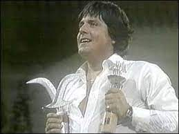 lamaquinamedio's tweet photo. Hoy partió Zalo Reyes, uno de los artistas más fundamentales de la canción chilena. Uno que logró surgir más allá de los estratos sociales, que le cantó al amor, a la esperanza y nunca dejó de ser él mismo.

Hasta siempre, Gorrión de Conchalí 🌹 https://t.co/FMPakiDHzz