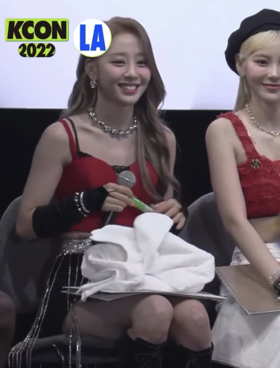 yveryhour's tweet photo. yves on kcon’s live pop up talk :) https://t.co/VIWdZsXZn7