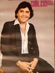 lamaquinamedio's tweet photo. Hoy partió Zalo Reyes, uno de los artistas más fundamentales de la canción chilena. Uno que logró surgir más allá de los estratos sociales, que le cantó al amor, a la esperanza y nunca dejó de ser él mismo.

Hasta siempre, Gorrión de Conchalí 🌹 https://t.co/FMPakiDHzz