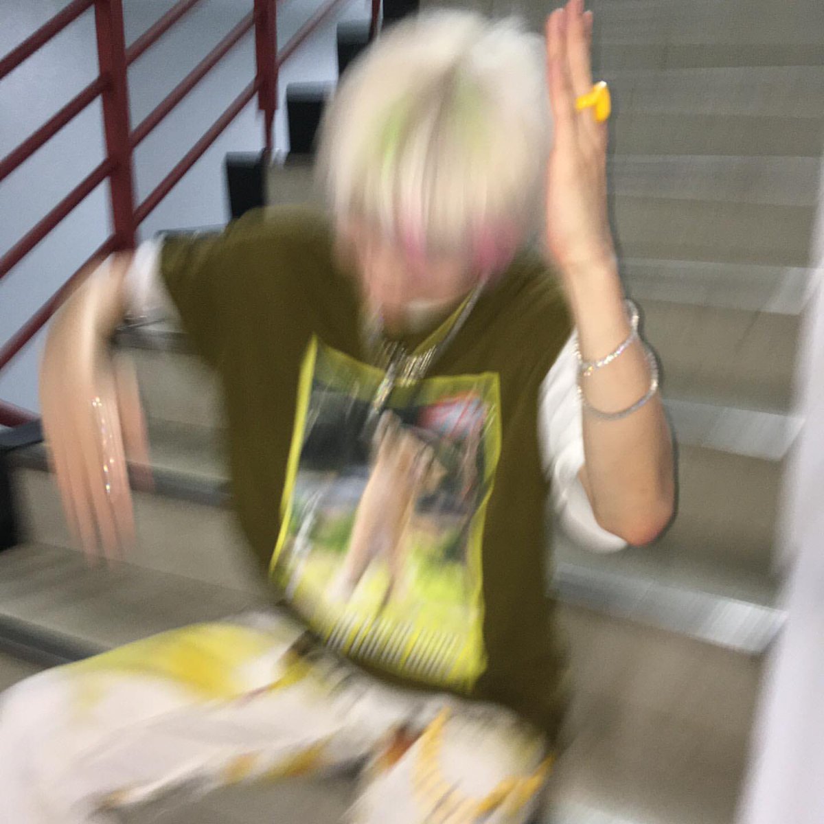 I can't let the blurry pictures saved in the gallery without uploading it. Being Mr. Perfectly blurry is not bad at all.