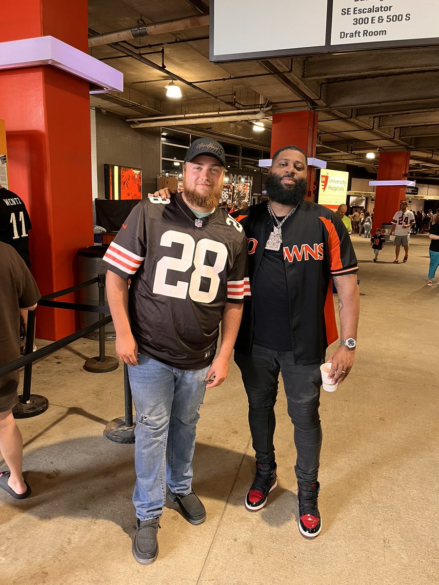 SullySportsCo's tweet photo. .@Mccune_1 and I got to meet the best DJ n #Theland @DJRyanWolf https://t.co/EkLkn8yBK6