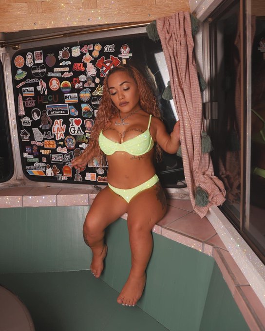 Tanya gotta behave, gotta be chill like a Sunday 🦋✨ @funsizehanna   https://t.co/xZD1PiGr3L https://t