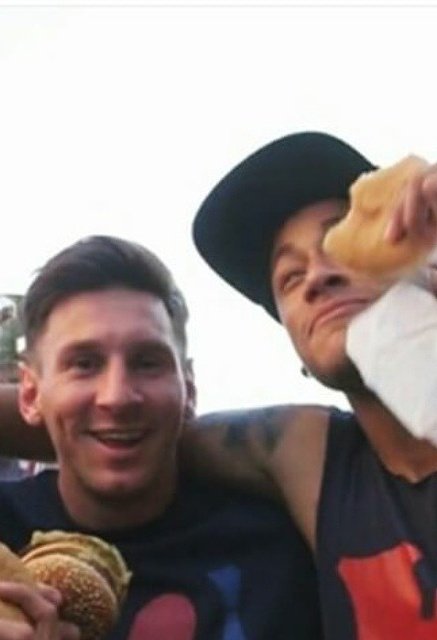 futbismo's tweet photo. Que prefieres?
RT: Una noche con Morena Beltrán
FAV: Comerte una hamburguesa con Messi y Neymar https://t.co/EJNZU4Z4wl