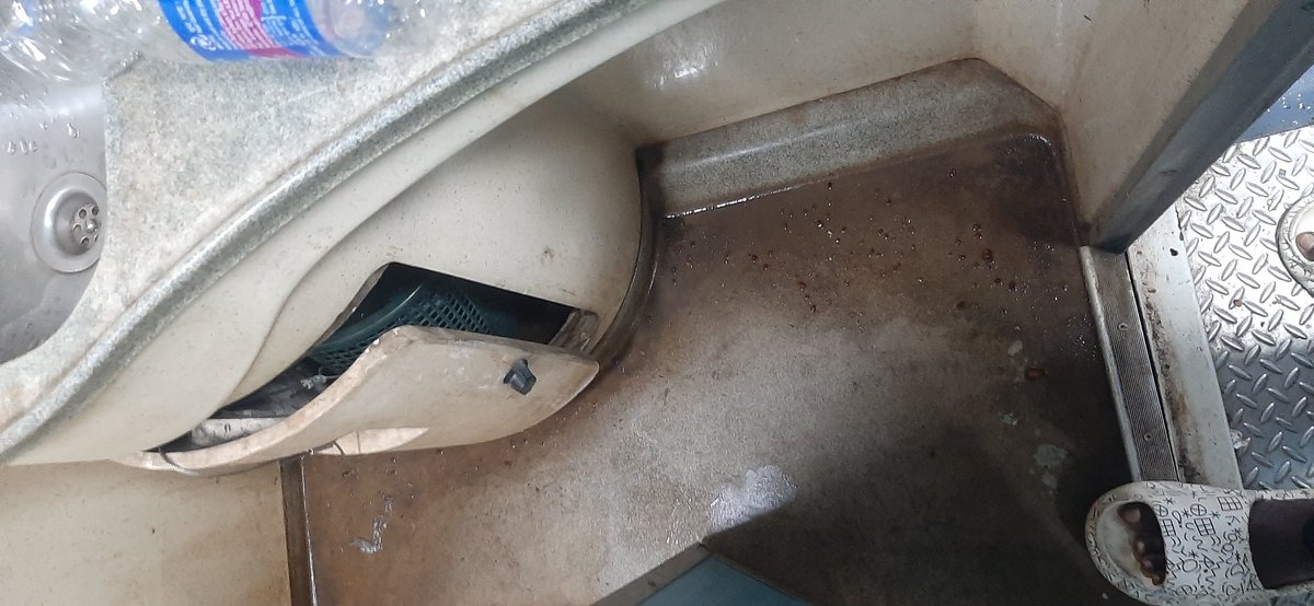 Manidevendradk's tweet photo. @RailwaySeva @RailMinIndia @GMSRailway I'm  manikandan here I traveled Mumbai to salem in nagarcoil exp 16339  pnr 8834120341 u charging 698rupees there was no toilet service no clean up near by toilet very worst travel #worsttravel https://t.co/QD9VEGfbME