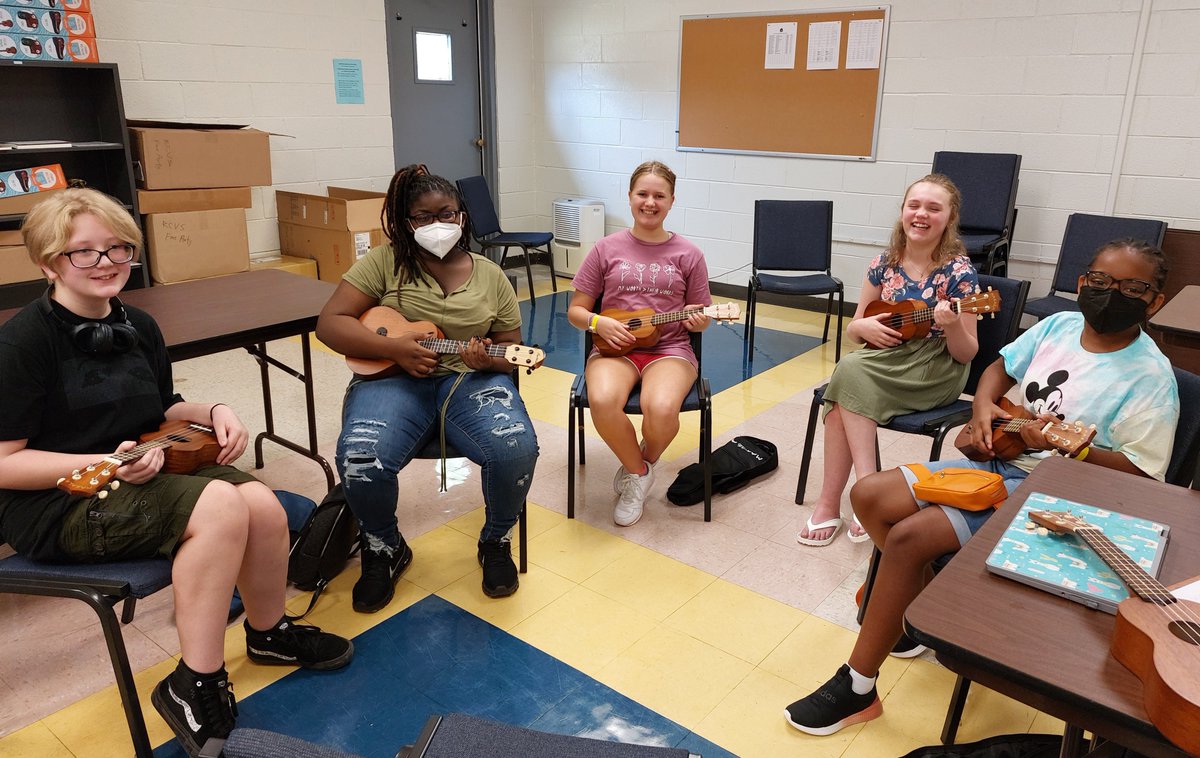 RCVSfinearts's tweet photo. It was a great Friday afternoon as Mr. Porterfield's HS Guitar Class and Middle School Ukulele Club got off to a great start!  #amazingthingsarehappeninghere #RCVirtualSchool #trailblazercommunity #RCSArts https://t.co/1DAsIicd2d