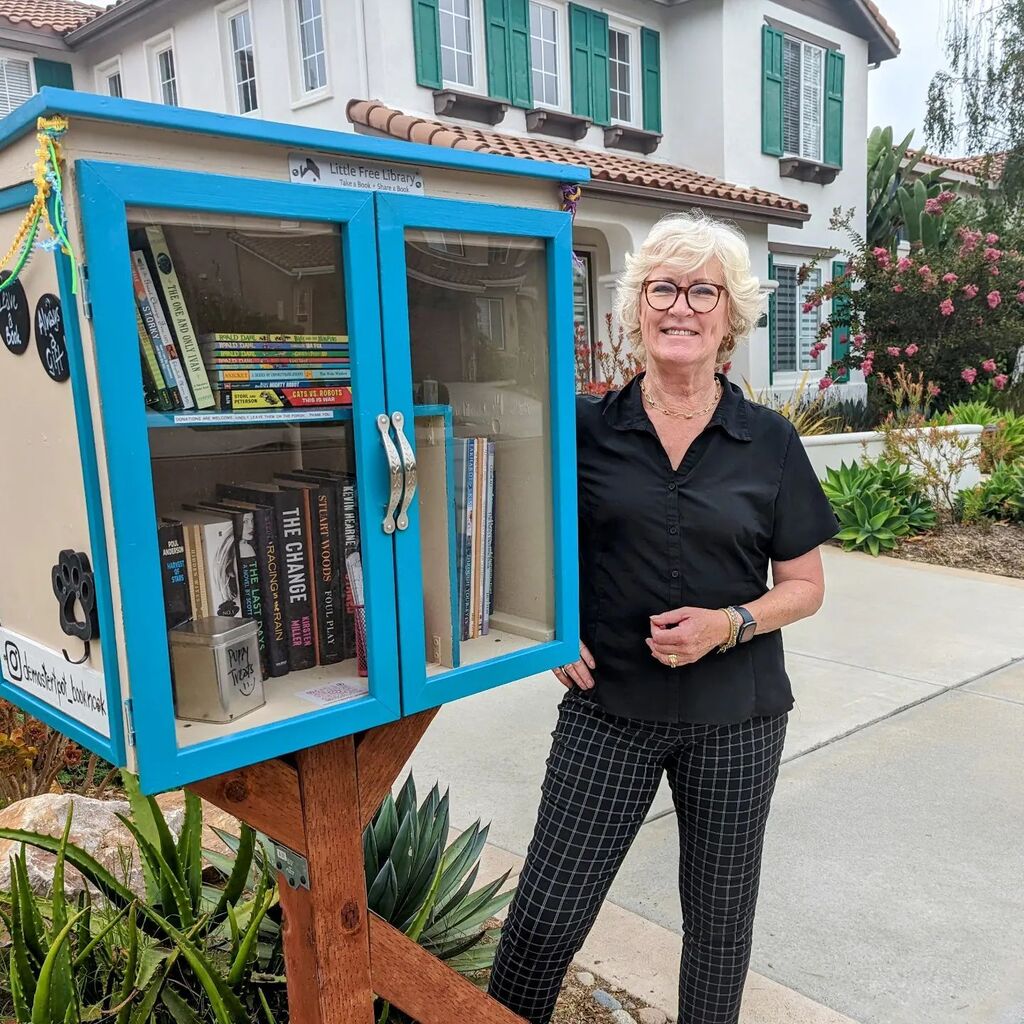 MossieSD's tweet photo. Whoohoo It's finally UP! Beppie's latest project, a little free library. 
The deMostertpot book book has all the Nik Naks, books and and weekly inspiration sign (to be added)

#booklover #books #littlefreelibrary #demostertpot_booknook
#demostertpot #ins… https://t.co/xxhrixVLVN https://t.co/pOBOguZd9u