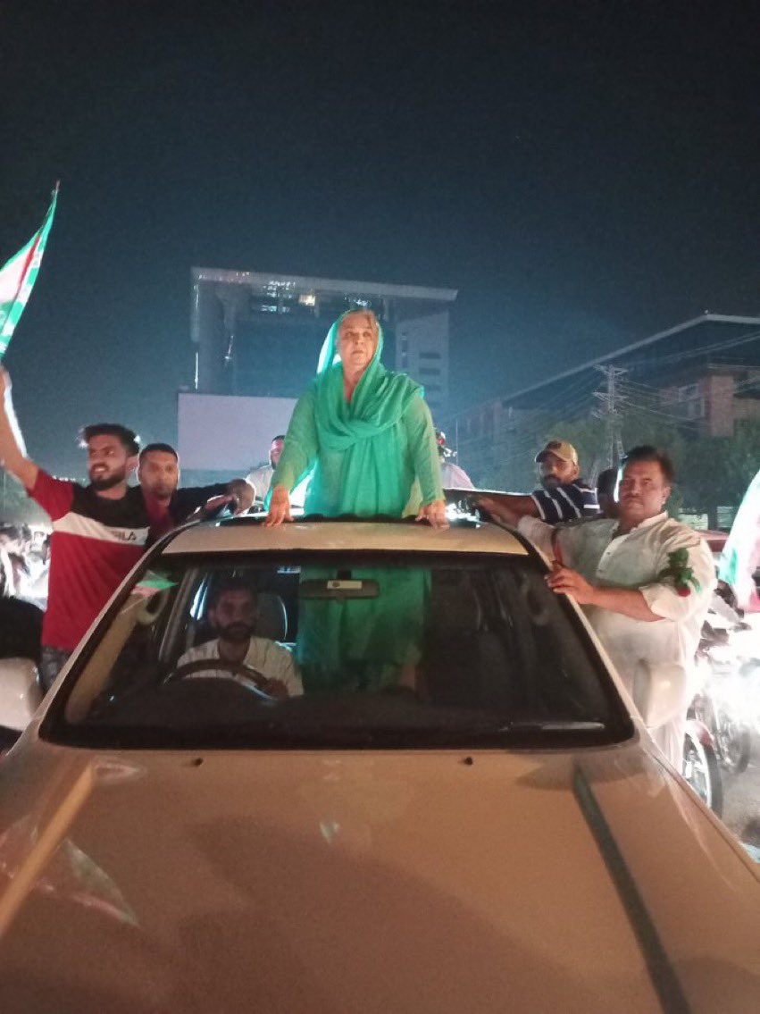 Dr <a href="/Dr_YasminRashid/">Dr. Yasmin Rashid</a> arrives at the gathering in Lahore. Every Pakistani stands with Kaptaan against imported government! #عمران_خان_ہماری_ریڈ_لائن
