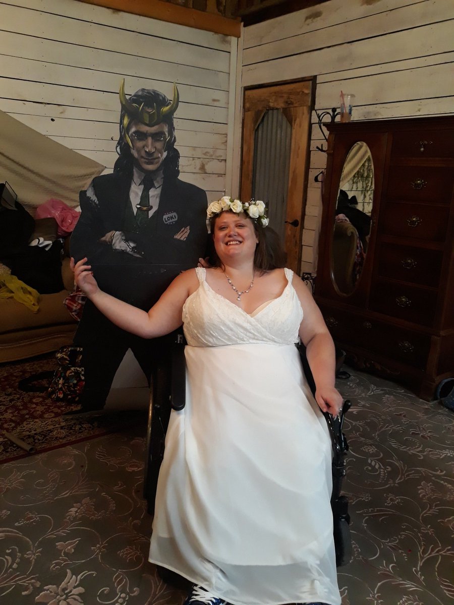 McleskeySusan's tweet photo. @twhiddleston my lil cousin is a huge fan of your so much so she. Brought you to her wedding delta swaw...lol.. https://t.co/MM39LTf6WO