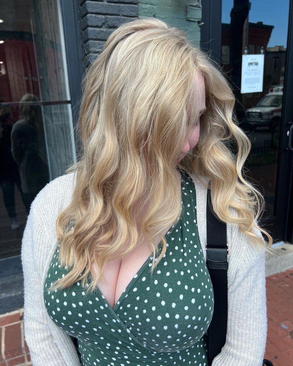 Lyssa_Madds's tweet photo. Still can’t get over the hair I did the other day 🥹
#dcstylist #dmv #color #fullfoils #blonde #redken #shadeseq https://t.co/HBIzY9Hb5P