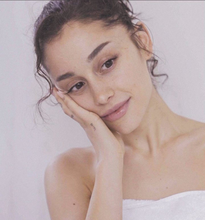tripppingrande's tweet photo. @YayArianators here's the unedited photos 🫶 https://t.co/GZ3lC3uzfm